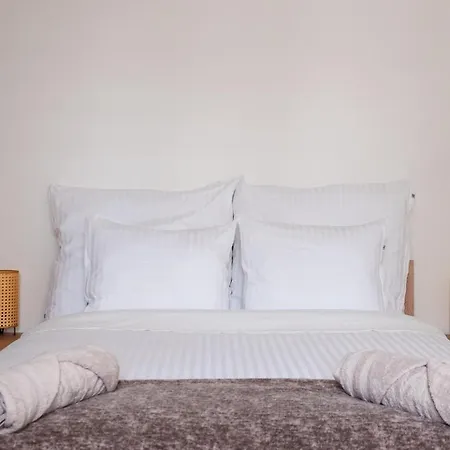 Cozy City Center Studio